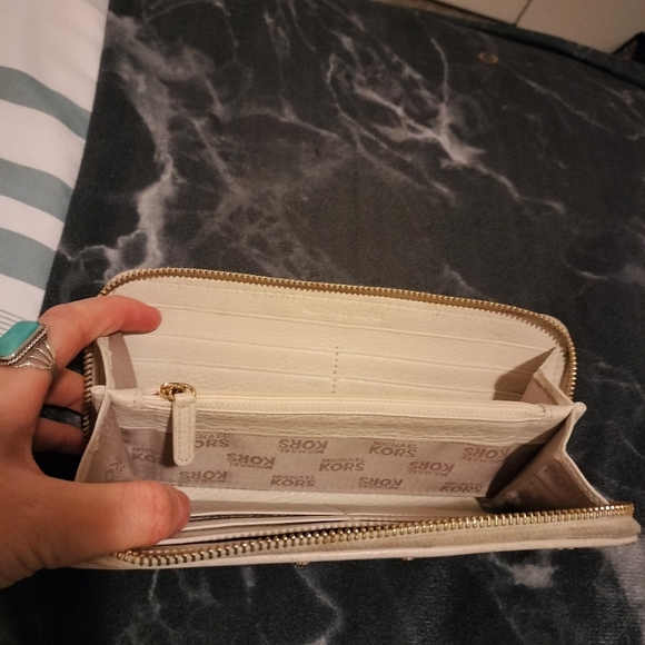 Michael Kors White Wallet - Picture 6 of 7